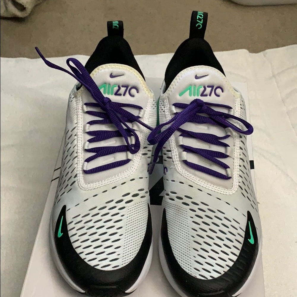 Women’s size 10 air max 270